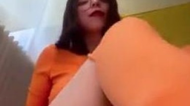 wanita berkacamata ini mengelus meki nya dengan bagus | memekcantik