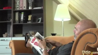 setelah ayahnya sudah pulang kerja anak nya langsung datang | threesome