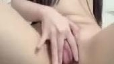 wanita cantik ini mengguacang pepek nya dengan keras | memekcantik