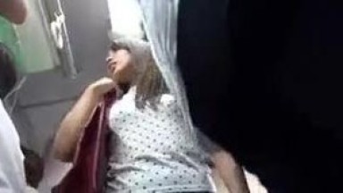 Gadis mengisap penis di kereta | japan