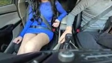 Sopir taksi menyelinap ke celana dalam klien seksi