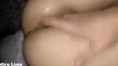 Bokong gemuk buatan sendiri asli menunggangi penis tetangga