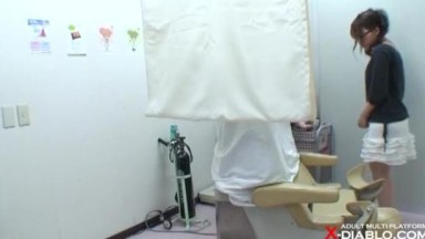 Wanita cantik berkacamata, Nona Kawazu