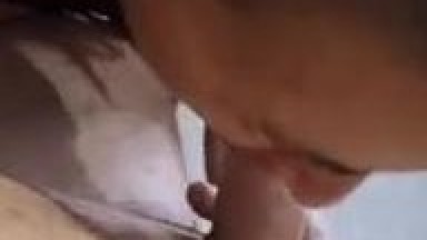 wanita ini emut penis besar