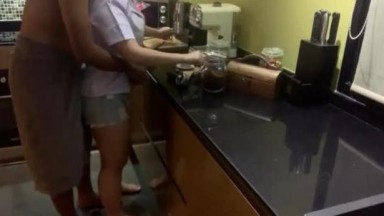 pacar perawat bercinta di dapur, ejakulasi di mulut